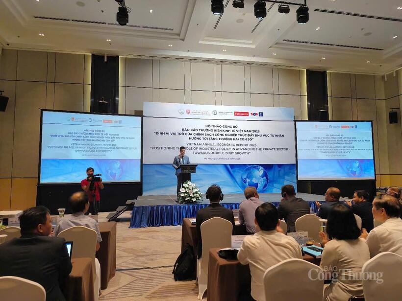 Hội thảo công bố Báo cáo thường niên kinh tế Việt Nam 2025. Ảnh: Nguyễn Hòa