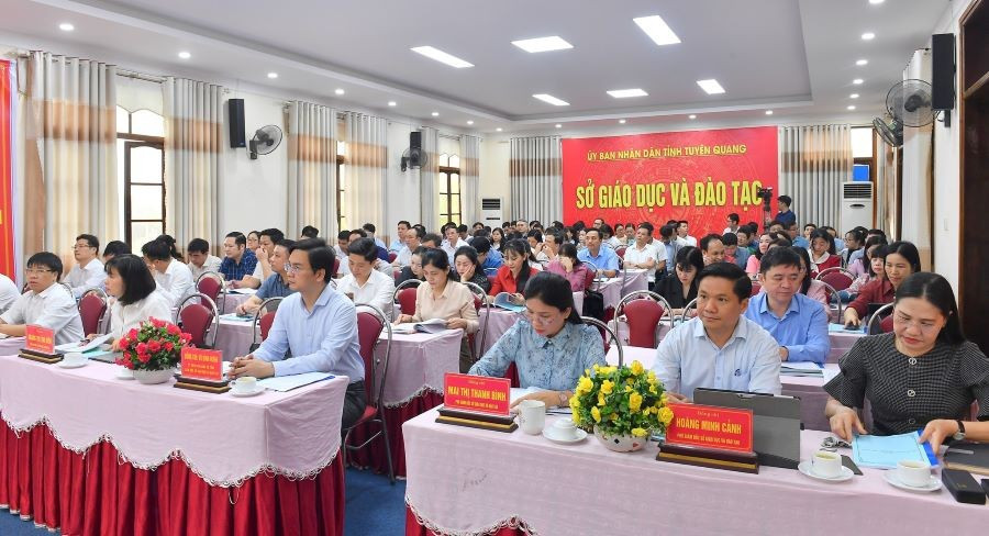 Sở GD&ĐT tỉnh Tuyên Quang tổ chức Hội nghị công tác tổ chức kỳ thi tốt nghiệp THPT và công tác tuyển sinh trình độ đại học, cao đẳng năm 2025. 489820292-1181664047081740-8830969538534355018-n.jpg