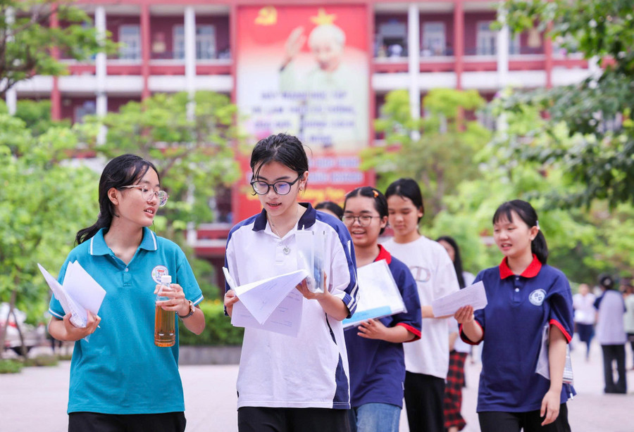 Thí sinh dự thi vào Trường THPT Huỳnh Thúc Kháng (TP Vinh, Nghệ An). Đây là trường có điểm trúng tuyển cao nhất với 24,25 điểm. thi-toan-nghe-an-1.jpg