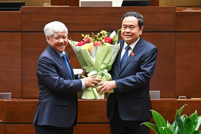 Chủ tịch Ủy ban Trung ương Mặt trận Tổ quốc Việt Nam Đỗ Văn Chiến tặng hoa chúc mừng Chủ tịch Quốc hội Trần Thanh Mẫn trên cương vị Chủ tịch Hội đồng bầu cử quốc gia. Ảnh: VPQH
