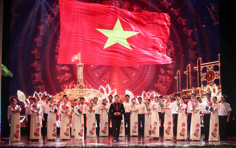 Chương trình nghệ thuật đặc biệt “Ánh sáng và niềm tin” chào mừng đại hội. Ảnh: Nam Nguyễn