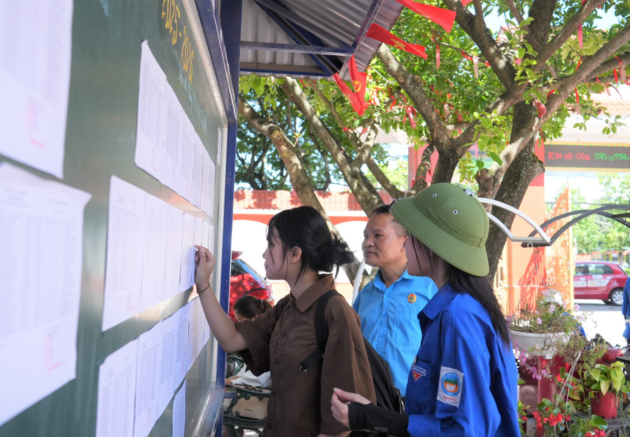 Thí sinh dự thi vào lớp 10 THPT tỉnh Nghệ An năm học 2025-2026. Ảnh: Hồ Lài