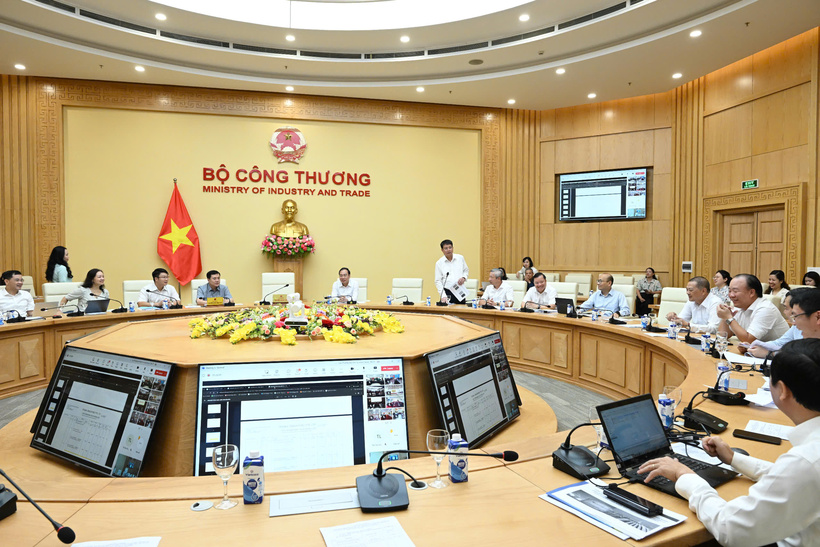 Hội nghị trực tuyến tập huấn chuyên sâu về phân quyền, phân cấp và phân định thẩm quyền trong các lĩnh vực quản lý nhà nước thuộc Bộ Công Thương được kết nối trực tuyến đến 2.000 điểm cầu tại trụ sở UBND các tỉnh, thành phố; UBND các huyện, các xã trên cả nước