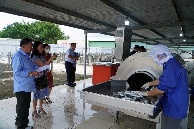 Các đơn vị chức năng nghiệm thu nhiệm vụ hỗ trợ ứng dụng máy móc thiết bị tiên tiến trong sản xuất chế biến hải sản tại Nhà máy chế biến hải sản xuất khẩu Lộc An. Ảnh: Phi Nga