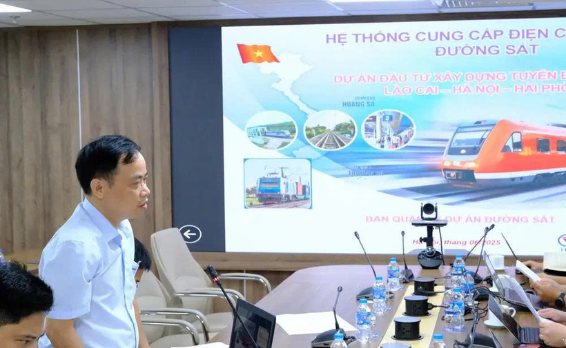 Ông Nguyễn Ngọc Cảnh, Chuyên viên Phòng điều hành dự án đầu tư xây dựng tuyến đường sắt Lào Cai – Hà Nội – Hải Phòng phát biểu tại buổi làm việc (Ảnh: PTC1)
