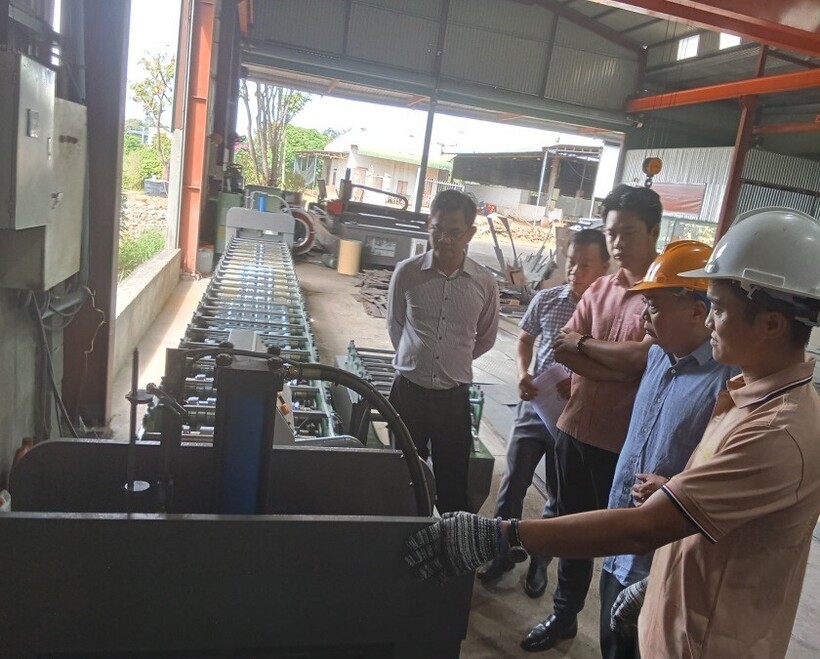 Việc đầu tư hệ thống máy móc thiết bị hiện đại trong sản xuất cửa cuốn tấm liền từ chương trình khuyến công đã mang lại những hiệu quả tích cực cho Công ty TNHH Ân Sơn Phát. Ảnh: Minh Thành
