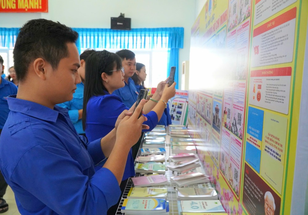 Mô hình “Không gian văn hóa Hồ Chí Minh” với những hình ảnh, sự kiện, sách, báo, tác phẩm, câu nói trong cuộc đời và sự nghiệp cách mạng của Bác được tuổi trẻ huyện Cần Giuộc, tỉnh Long An, đính kèm mã QR để mọi người xem qua điện thoại