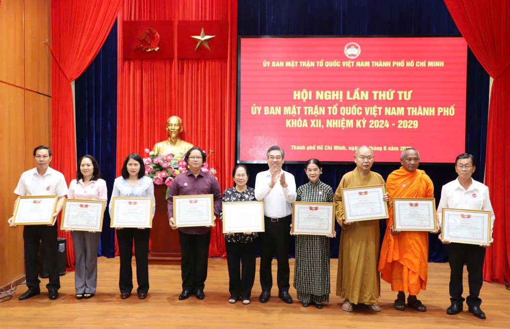 Tặng bằng khen của Ban Thường trực Ủy ban MTTQVN TPHCM về 10 năm thực hiện Chỉ thị số 05-CT/TW của Bộ Chính trị về học tập và làm theo tư tưởng, đạo đức, phong cách Hồ Chí Minh giai đoạn 2016 - 2025.