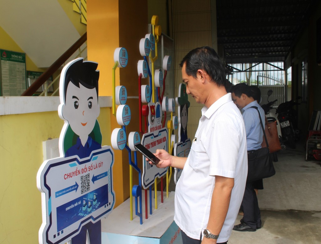 Người dân thuận tiện tra cứu thủ tục hành chính thông qua quét mã QR được bố trí tại bộ phận “một cửa” cấp xã trên địa bàn huyện Cần Giuộc