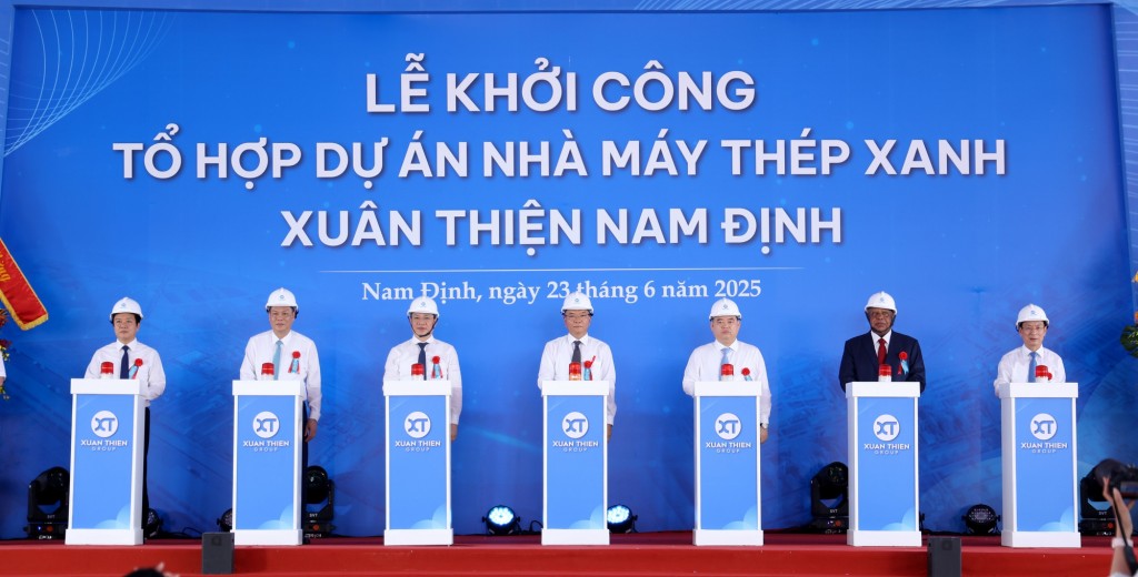Phó Thủ tướng Lê Thành Long và các đại biểu ấn nút khởi công Tổ hợp Thép xanh gần 100.000 tỷ - Ảnh: VGP/Đức Tuân
