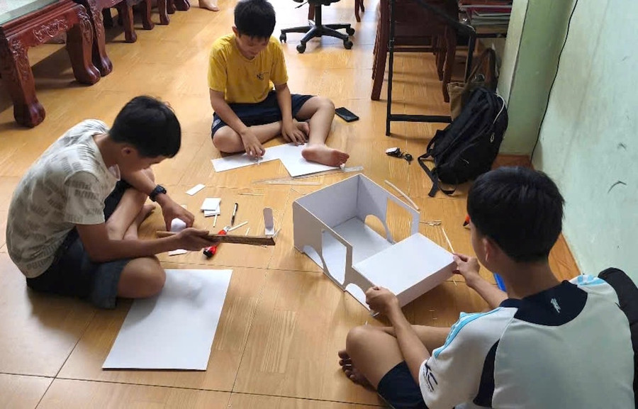 ba-nam-sinh-sang-che-he-thong-canh-bao-thien-tai-2.jpg
