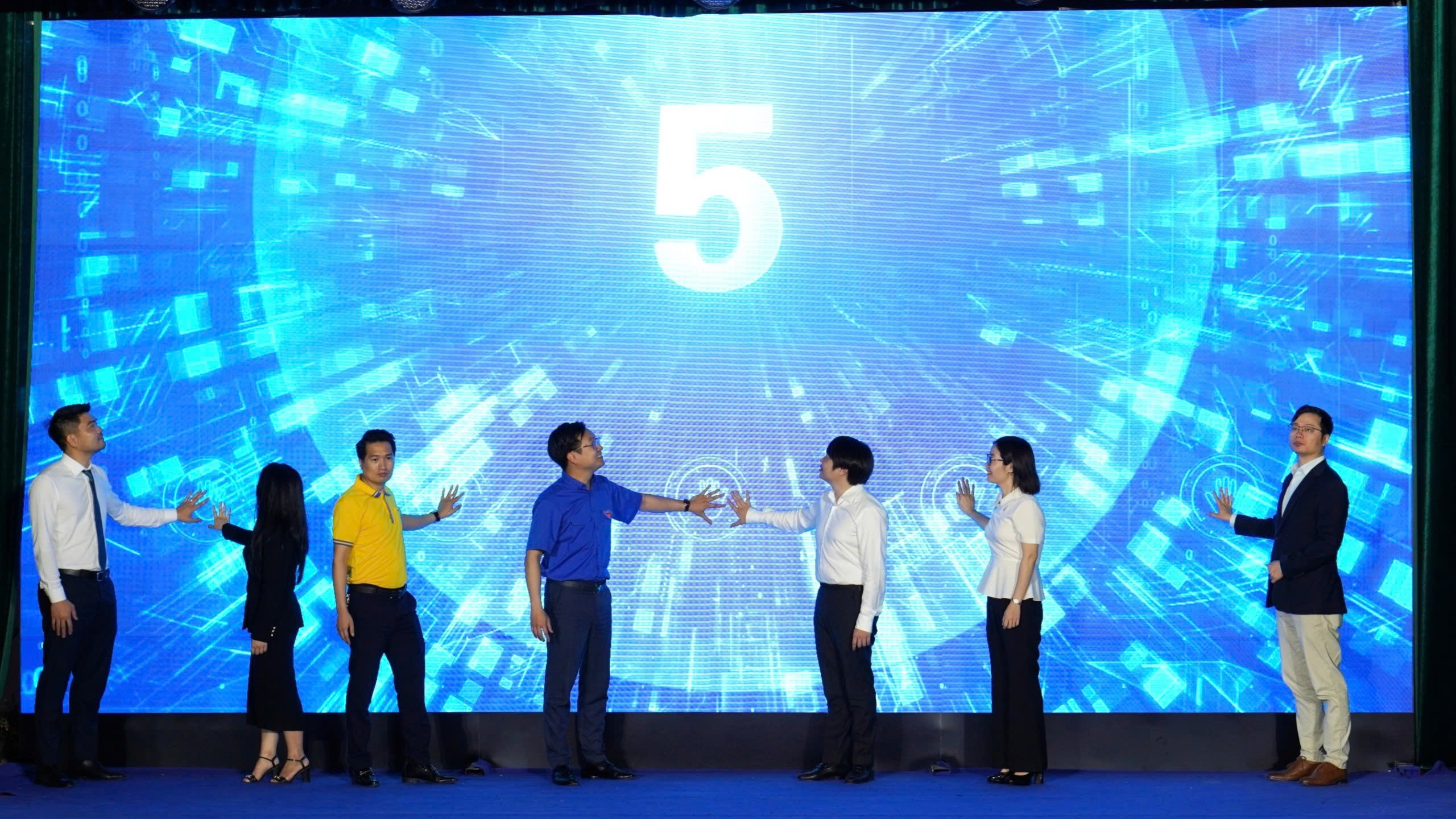 Các đại biểu thực hiện nghi thức khai mạc Ngày hội quảng bá sản phẩm và kết nối đầu tư năm 2025.