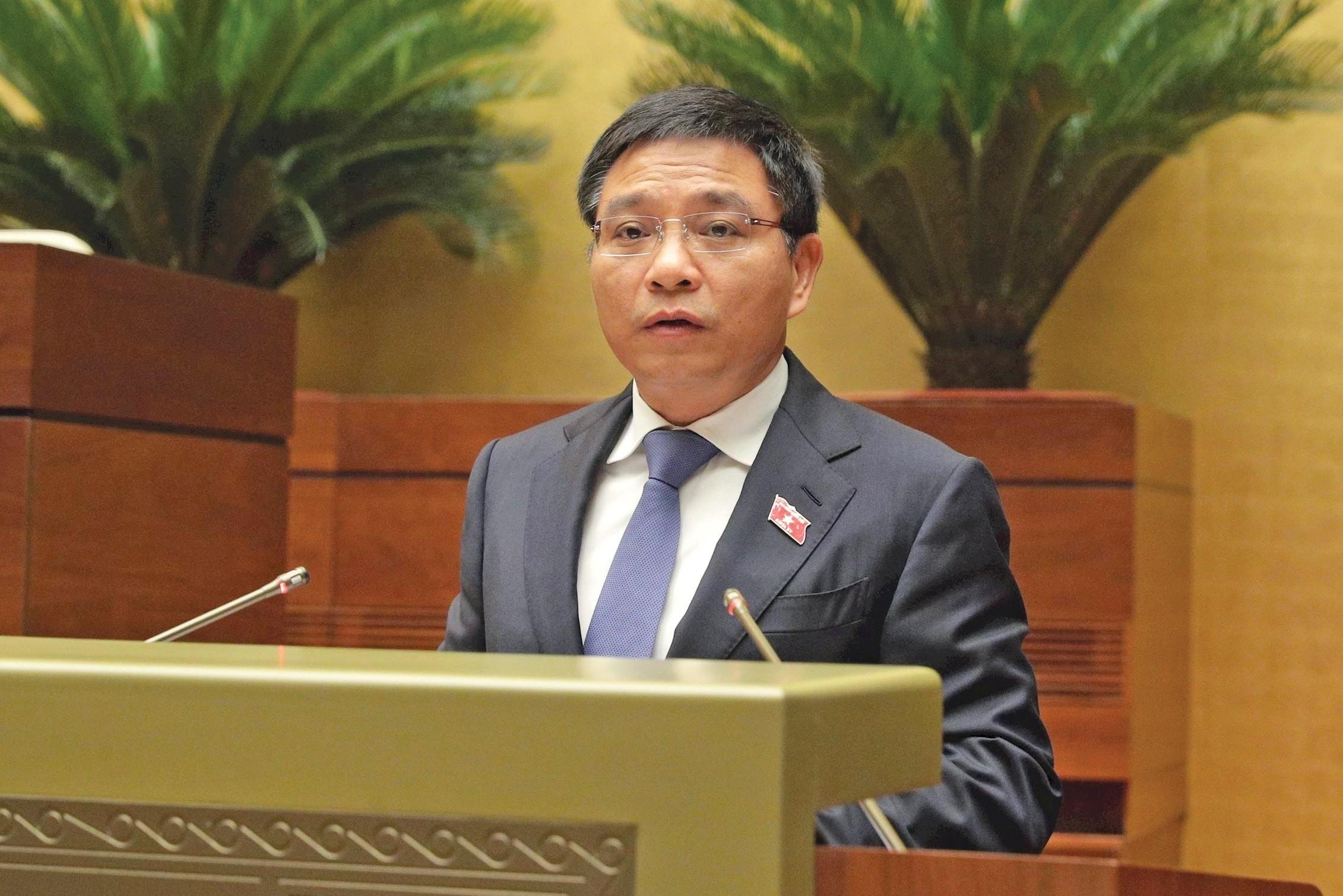 Bộ trưởng Bộ Tài chính Nguyễn Văn Thắng trình bày tóm tắt Báo cáo tiếp thu, giải trình ý kiến đại biểu Quốc hội và ý kiến thẩm tra dự thảo Nghị quyết về Trung tâm tài chính quốc tế tại Việt Nam. Ảnh: Hồ Long