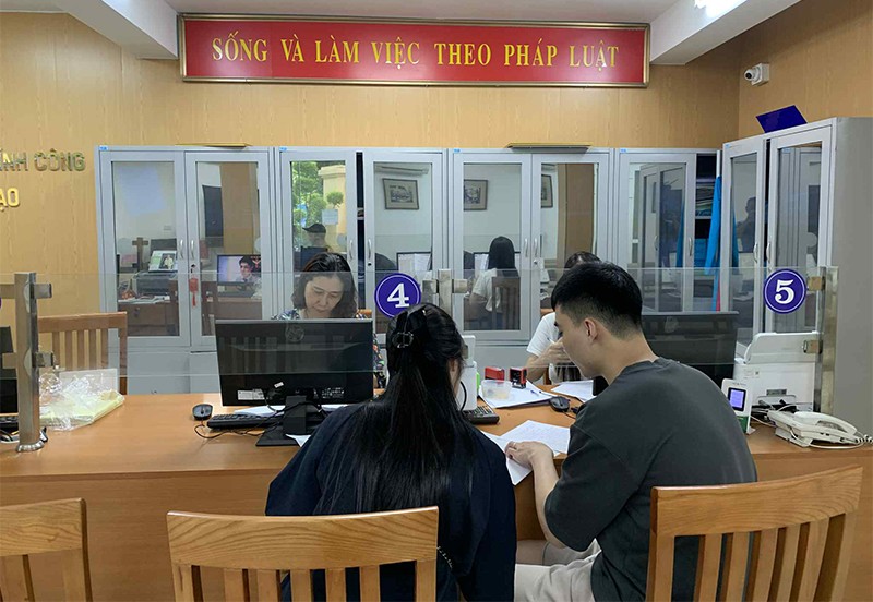 Hai bạn trẻ đến làm thủ tục đăng ký kết hôn tại phường Cửa Nam (mới) – 29 phố Quang Trung