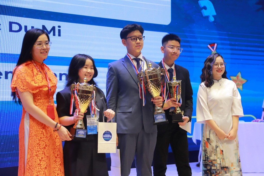 Ở bảng Junior, chiếc cúp vô địch đã thuộc về ba cá nhân xuất sắc nhất: Bùi Nguyên Khánh và Felix Diệp đến từ khu vực miền Nam, cùng Trần Ngọc Du Mi đến từ khu vực miền Trung.