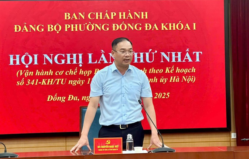 Đồng chí Nguyễn Ngọc Việt, Bí thư Đảng ủy phường Đông Đa phát biểu tại hội nghị