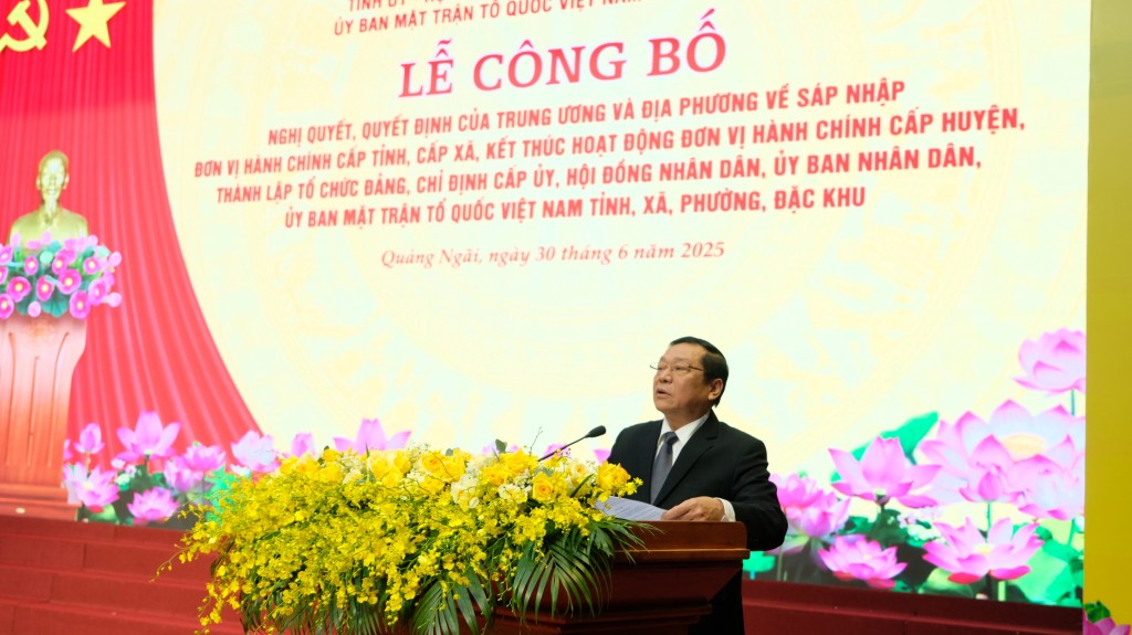 Ông Lại Xuân Môn, Phó Trưởng Ban Thường trực Ban Tuyên giáo và Dân vận Trung ương đã công bố các Nghị quyết của Quốc hội, Quyết định của Bộ Chính trị, Ban Bí thư, Chính phủ.
