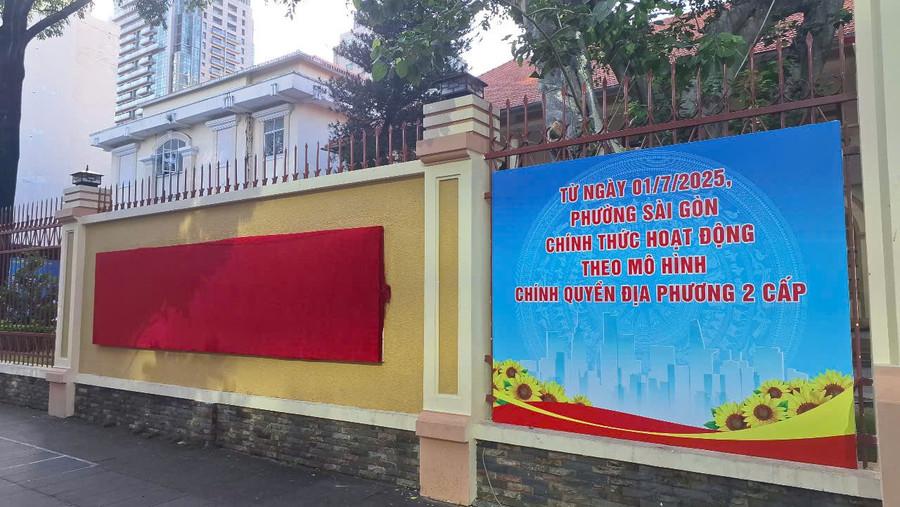 Cổng chính trụ sở phường Sài Gòn mới thành lập dựa trên sáp nhập toàn bộ phường Bến Nghé và một phần phường Đa Kao, phường Nguyễn Thái Bình, Quận 1 cũ. Trụ sở phường Sài Gòn mới sử dụng trụ sở cũ của UBND Quận 1.