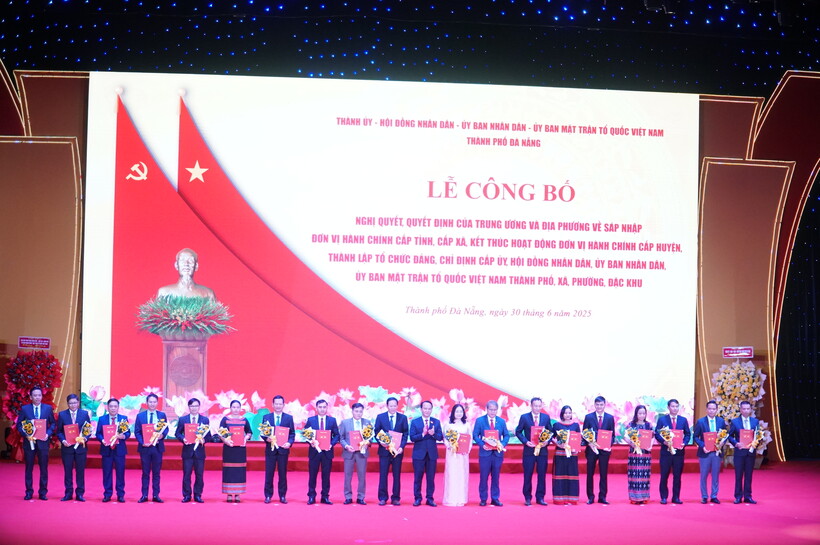 Thành ủy Đà Nẵng trao quyết định thành lập Đảng bộ các xã, phường (Ảnh: Vũ Lê)