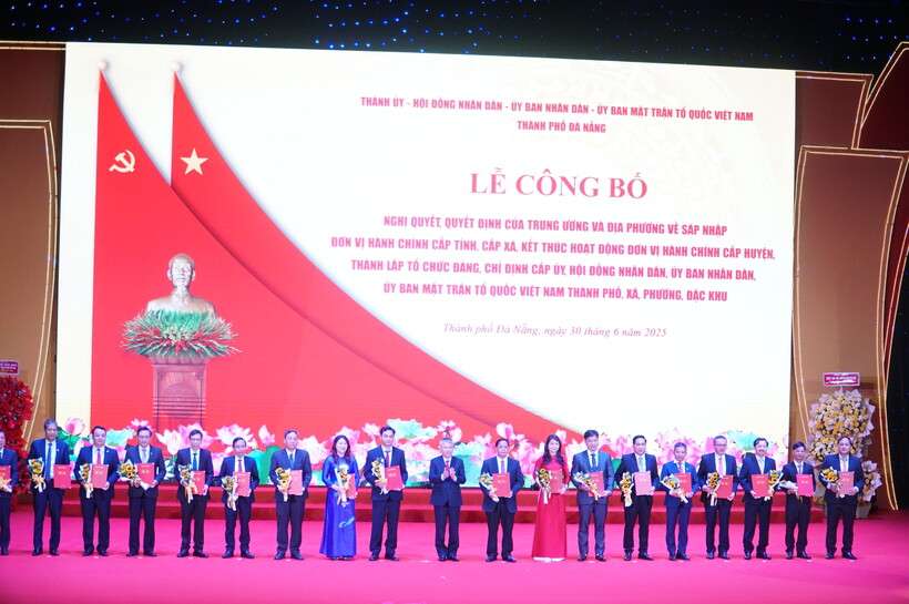 Thành ủy Đà Nẵng trao quyết định thành lập Đảng bộ các xã, phường (Ảnh: Vũ Lê)