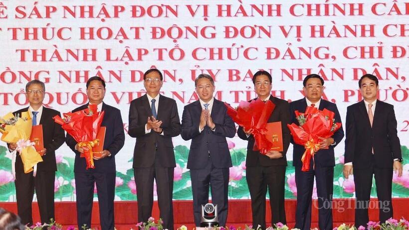 Chủ tịch UBND tỉnh Trần Quốc Nam và các lãnh đạo UBND tỉnh Khánh Hòa (mới) nhận các quyết định và hoa chúc mừng.