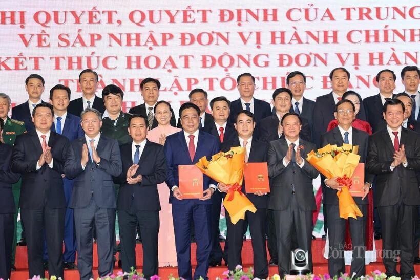Phó Chủ tịch Thường trực Quốc hội Nguyễn Khắc Định cùng Phó Chủ nhiệm Ủy ban Kiểm tra Trung ương Nguyễn Hồng Lĩnh, Bộ trưởng Bộ Tư pháp Nguyễn Hải Ninh trao quyết định và chụp ảnh lưu niệm cùng Ban Chấp hành Đảng bộ tỉnh Khánh Hòa (mới).