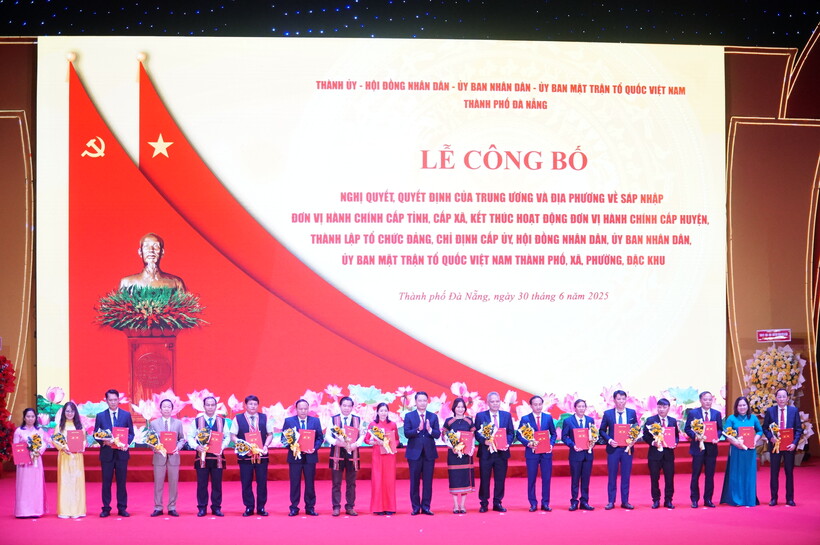 Thành ủy Đà Nẵng trao quyết định thành lập Đảng bộ các xã, phường (Ảnh: Vũ Lê)