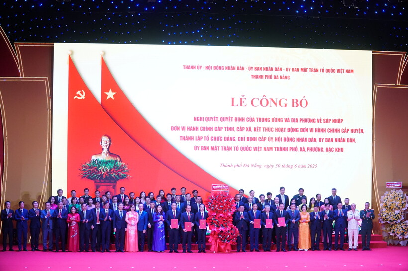Ủy viên Bộ Chính trị, Thường trực Ban Bí thư Trần Cẩm Tú trao Quyết định cho Đảng bộ thành phố Đà Nẵng và ra mắt BCH Đảng bộ Đà Nẵng (Ảnh: Vũ Lê)
