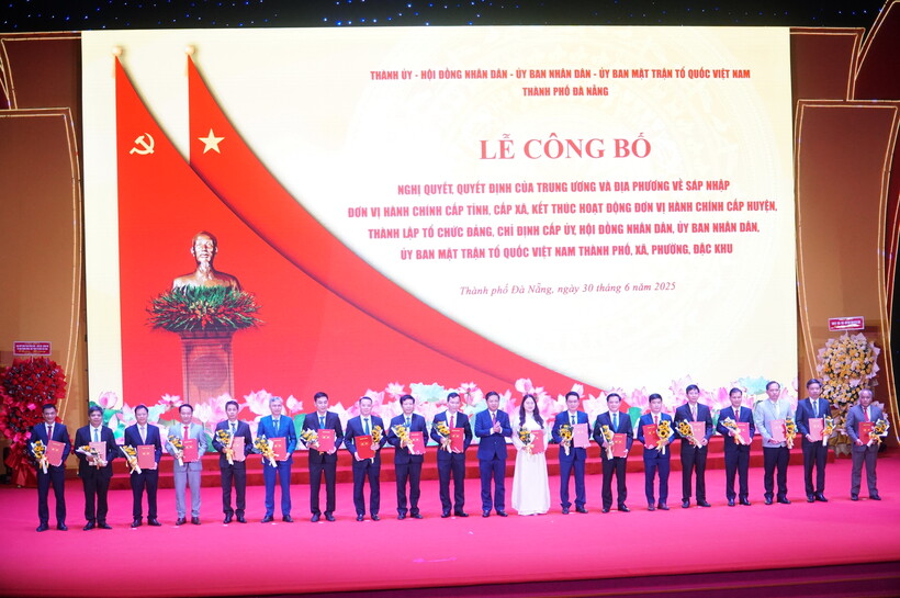 Thành ủy Đà Nẵng trao quyết định thành lập Đảng bộ các xã, phường (Ảnh: Vũ Lê)