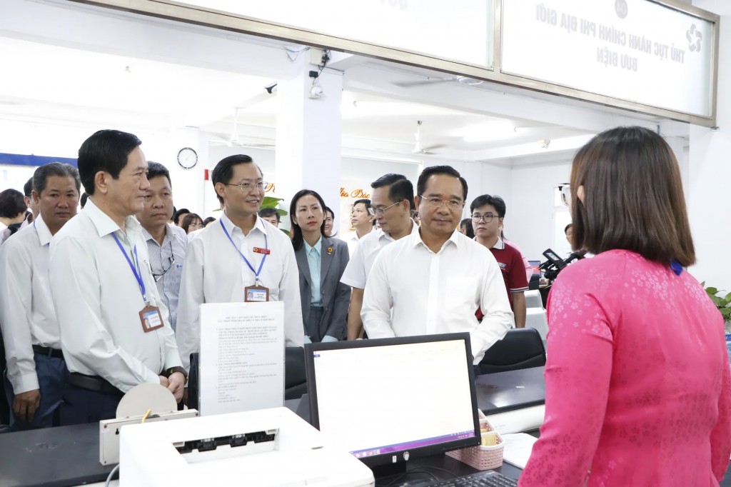 Chủ tịch UBND TP.HCM Nguyễn Văn Được thăm hỏi cán bổ, công chức trong ngày đầu tiền