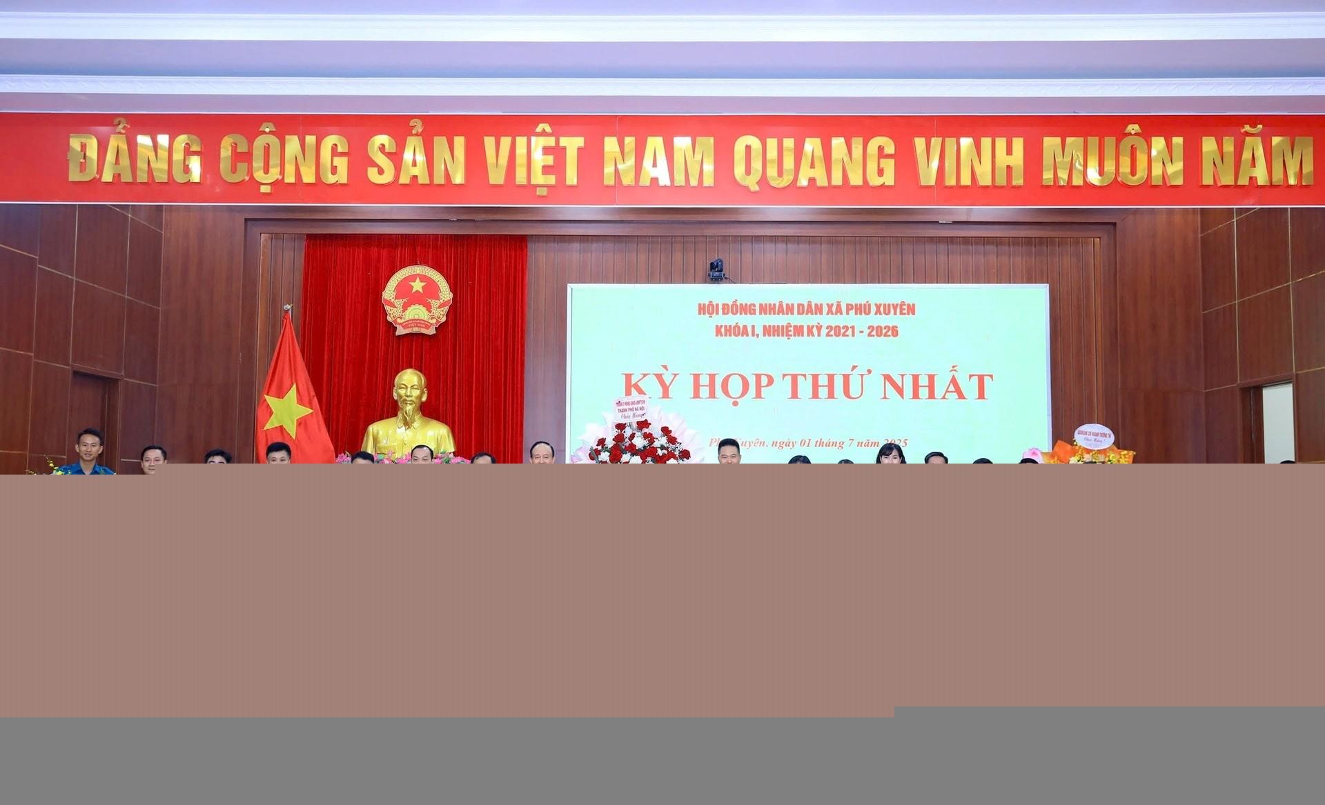 Phó Bí thư Thành ủy, Chủ tịch HĐND thành phố Hà Nội Nguyễn Ngọc Tuấn chúc mừng lãnh đạo HĐND, UBND xã Phú Xuyên. Ảnh: Tuấn Việt
