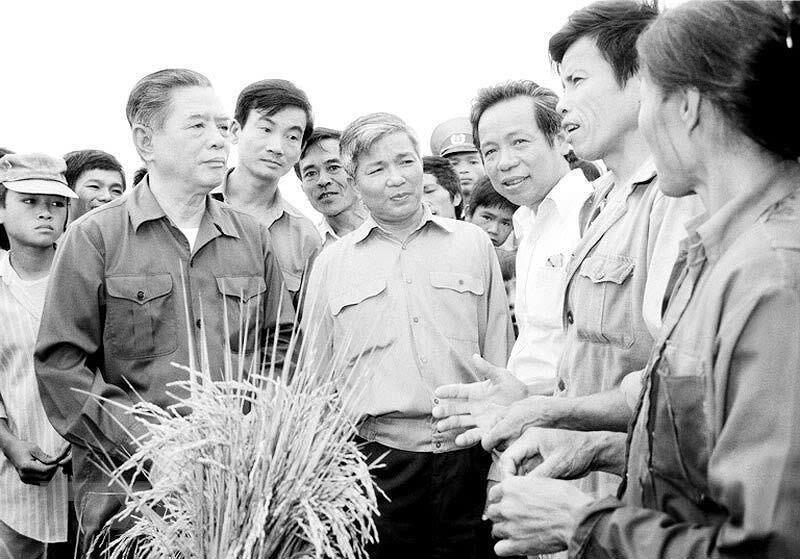 Tổng Bí thư Nguyễn Văn Linh về thăm và nói chuyện với bà con nông dân HTX Tùng Phong, xã Tùng Ảnh, huyện Đức Thọ, tỉnh Nghệ Tĩnh (từ 23 đến 27.5.1990).