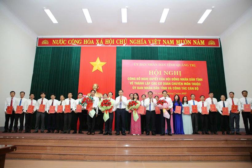 Ông Hồ Xuân Hoè (hàng trên, ngoài cùng bên phải) nhận quyết định bổ nhiệm làm Giám đốc Sở Công Thương tỉnh Quảng Trị. Ảnh: Thành Long