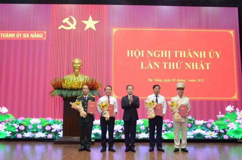 Bí thư Thành ủy Đà Nẵng Nguyễn Văn Quảng trao các Quyết định thành lập 4 Đảng bộ của thành phố. Ảnh: Bình An