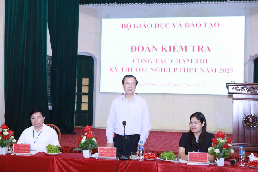 Thứ trưởng Phạm Ngọc Thưởng phát biểu tại buổi làm việc với Hội đồng thi tỉnh Ninh Bình sáng 3/7. Ảnh: Đình Tuệ.