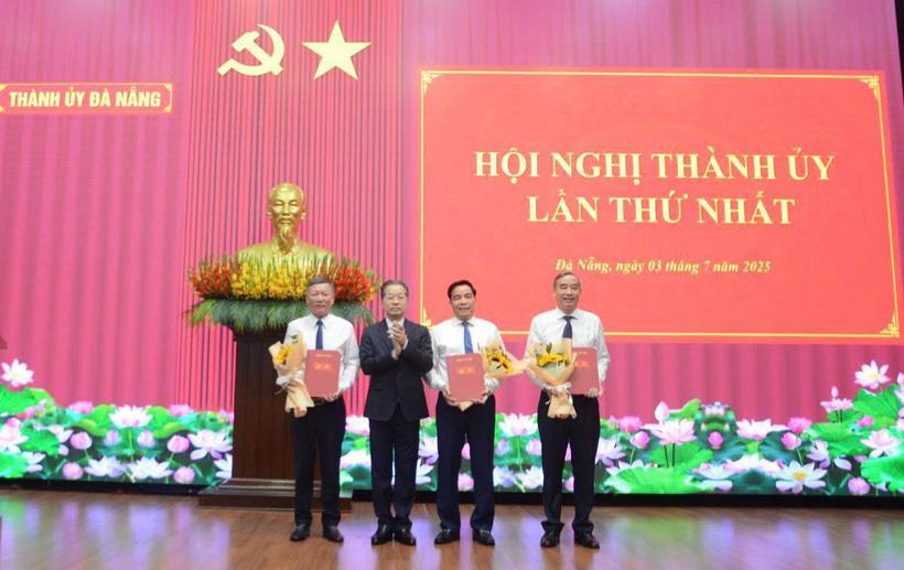 Bí thư Thành ủy Đà Nẵng Nguyễn Văn Quảng trao quyết định nghỉ hưu cho các đồng chí: Lê Trung Chinh, Lê Văn Dũng, Lê Văn Trung. Ảnh: Bình An