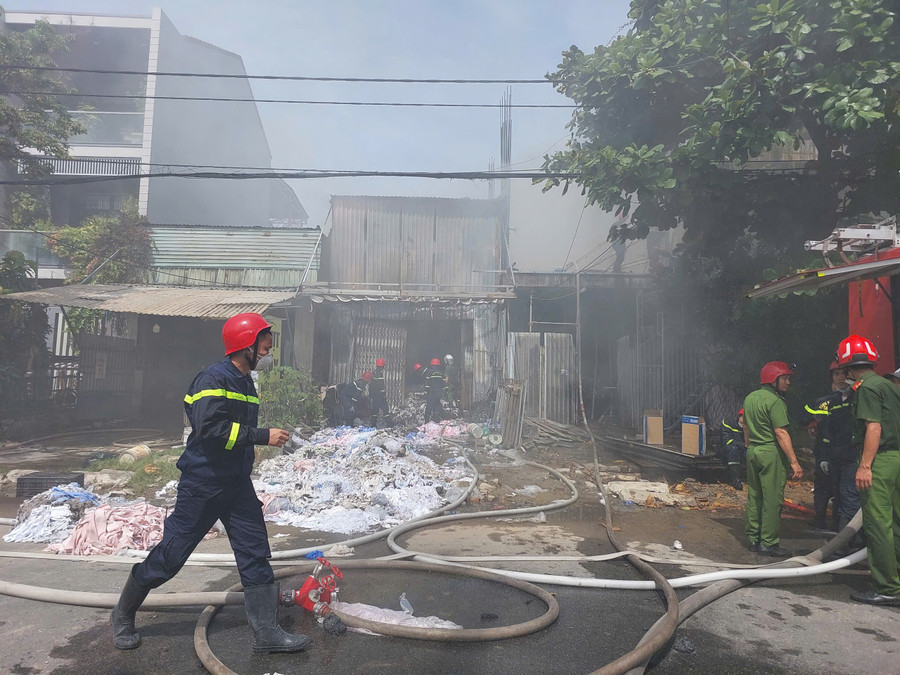 Lực lượng chữa cháy tiếp cận hiện trường.