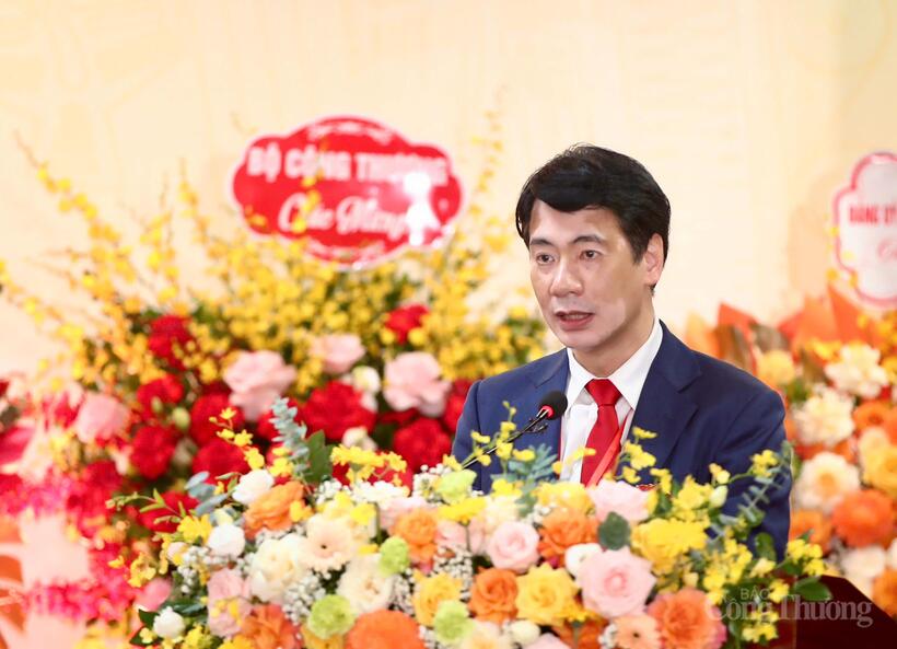 Ông Tạ Hoàng Linh – Bí thư Chi bộ, Vụ trưởng Vụ phát triển thị trường nước ngoài. Ảnh: Cấn Dũng