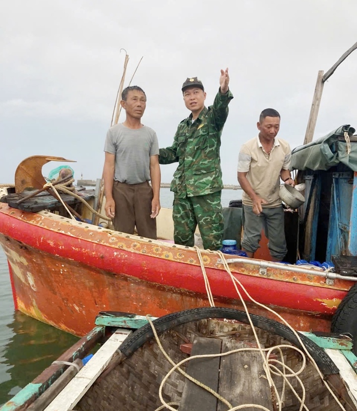 Lực lượng vũ trang TP. Hải Phòng hỗ trợ bà con ngư dân tránh trú an toàn