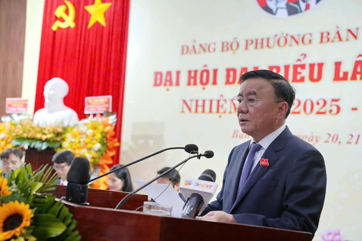 Ông Trần Cẩm Tú, Ủy viên Bộ Chính trị, Thường trực Ban Bí thư yêu cầu Đảng bộ phường Bàn Thạch cần xây dựng chính quyền cơ sở hiện đại, minh bạch, phục vụ nhân dân. Ảnh: Nguyễn Dương