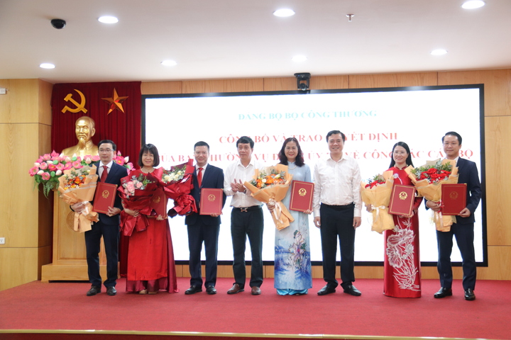 Các đồng chí nhận Quyết định của Ban Thường vụ Đảng ủy Bộ về công tác cán bộ. Ảnh: Thanh Tuấn
