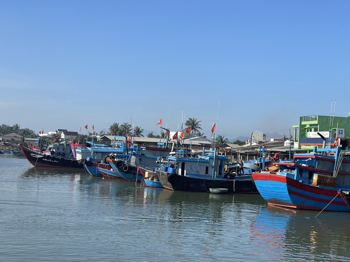 Tỉnh Quảng Ngãi còn 456 tàu thuyền đang hoạt động trên biển và đều được thông tin cảnh báo về bão số 3. Ảnh: Bình An