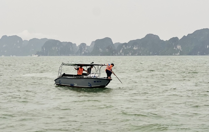 Lực lượng chức năng tỉnh Quảng Ninh đã tìm thấy thi thể cháu bé vụ lật tàu trên vịnh Hạ Long