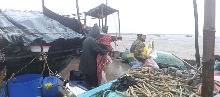 Công an đặc khu Bạch Long Vĩ và các lực lượng đóng quân trên địa bàn khẩn trương, chủ động hỗ trợ di chuyển nhân dân đến nơi tránh trú an toàn