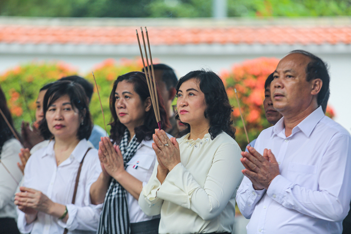 Thứ trưởng Phan Thị Thắng xúc động khi nghe kể về những câu chuyện tại chiến trường lửa một thời. Ảnh: Trọng Tùng
