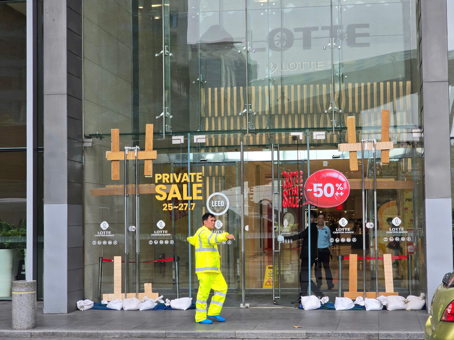 Tại tòa nhà Lotte trên phố Đào Tấn, từ ngày 21/7, Ban quản lý tòa nhà đã tiến hành những phương án phòng, chống bão, bảo đảm an toàn cho tòa nhà và khách thuê. a2.jpg