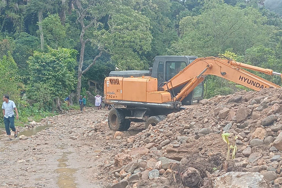 Tuyến đường thuộc xã Tri Lễ bị sạt lở nghiêm trọng. z6826919250711-d2553ed31f6e6a100d776e853031f793.jpg