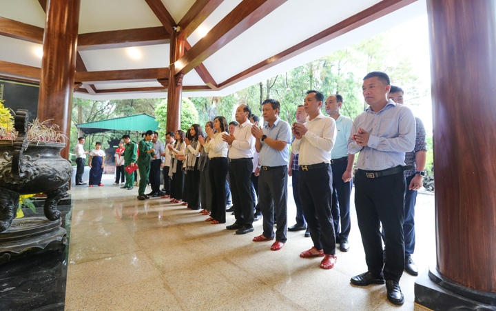 Thứ trưởng Phan Thị Thắng cùng đoàn công tác dâng hương tại Nhà bia tưởng niệm các Anh hùng liệt sỹ. Ảnh: Trọng Tùng