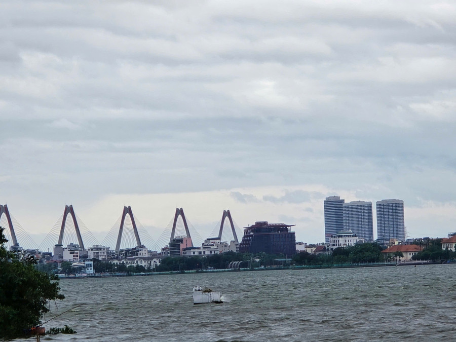 Ảnh hưởng của hoàn lưu bão đã gây gió giật mạnh tại nhiều khu vực ven biển và đất liền. Tại đặc khu Bạch Long Vĩ, gió mạnh cấp 10, giật cấp 12; Cô Tô cấp 9, giật cấp 11; Cửa Ông và Tiên Yên ghi nhận gió mạnh cấp 10, giật tới cấp 12-14. Một số nơi khác như Quảng Hà, Móng Cái, Phủ Liễn cũng có gió mạnh cấp 7-9. Mưa lớn xuất hiện trên diện rộng tại đồng bằng và ven biển Bắc Bộ, Thanh Hóa, Nghệ An, lượng mưa phổ biến 70-150mm, có nơi trên 200mm. Mực nước dâng tại ven biển trưa nay đạt 0,6m ở Hòn Dấu (Hải Phòng) và 0,8m tại Ba Lạt (Hưng Yên), gây nguy cơ ngập úng vùng trũng thấp, cửa sông và ven biển. a11.jpg