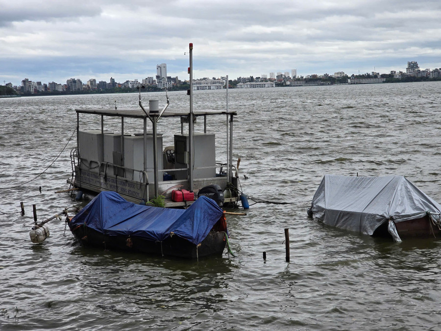 Tàu, thuyền được che chắn và neo đậu trên hồ Tây a5.jpg